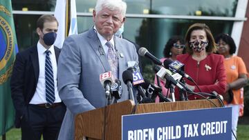 El representante estadounidense John Larson, dem&oacute;crata de Connecticut, en el centro, habla en una conferencia de prensa mientras el alcalde de Hartford, Luke Bronin, a la izquierda, y la presidenta de la C&aacute;mara de Representantes, Nancy Pelosi, escuchan, en la Universidad de Goodwin, el mi&eacute;rcoles 8 de septiembre de 2021, en East Hartford. , Conn. 