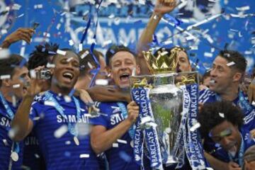 Football - Chelsea v Sunderland - Barclays Premier League - Stamford Bridge - 24/5/15 Chelsea's John Terry celebrates with the trophy and team mates after winning the Barclays Premier League Reuters / Dylan Martinez Livepic 
