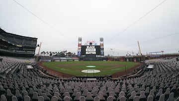 El lema Black Lives Matter aparece en la pantalla del Oracle Park antes del partido de MLB entre los San Francisco Giants y Los Angeles Dodgers, que fue suspendido tras las protestas de los jugadores y equipos y el visto bueno de la MLB.