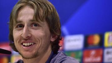 Real Madrid's Croatian midfielder Luka Modric smiles during a press conference at Valdebebas Sport City in Madrid on February 14, 2017, on the eve of the UEFA Champions League football match Real Madrid CF vs SSC Napoli. / AFP PHOTO / GERARD JULIEN
