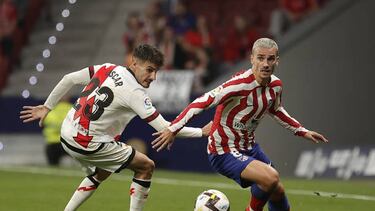 Griezmann se escapa de Óscar Valentín durante el Atlético-Rayo