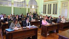 En la primera fila del medio, la presidenta de VOX Baleares, Patricia de las Heras (i) y la diputada de VOX María José Verdú (d), durante la constitución de la comisión de investigación del caso Koldo, en el Parlament balear, a 9 de abril de 2024, en Palma de Mallorca, Mallorca, Baleares (España). El Parlament ha constituido la comisión de investigación que tiene que analizar los contratos que el Govern balear hizo con la empresa Soluciones de Gestión y Apoyo a Empresas, que está siendo ahora investigada por la Audiencia Nacional, para la compra de millones de mascarillas en los primeros meses de la pandemia de coronavirus. El órgano está presidido por Vox, con el apoyo del PP.
09 ABRIL 2024;PARLAMENT BALEAR;COMISIÓN DE INVESTIGACIÓN;CASO KOLDO;VOX;MASCARILLAS;COVID;MALLORCA;BALEARES
Isaac Buj / Europa Press
09/04/2024