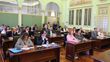 En la primera fila del medio, la presidenta de VOX Baleares, Patricia de las Heras (i) y la diputada de VOX Mar¨ªa Jos¨¦ Verd¨² (d), durante la constituci¨®n de la comisi¨®n de investigaci¨®n del caso Koldo, en el Parlament balear, a 9 de abril de 2024, en Palma de Mallorca, Mallorca, Baleares (Espa?a). El Parlament ha constituido la comisi¨®n de investigaci¨®n que tiene que analizar los contratos que el Govern balear hizo con la empresa Soluciones de Gesti¨®n y Apoyo a Empresas, que est¨¢ siendo ahora investigada por la Audiencia Nacional, para la compra de millones de mascarillas en los primeros meses de la pandemia de coronavirus. El ¨®rgano est¨¢ presidido por Vox, con el apoyo del PP.
09 ABRIL 2024;PARLAMENT BALEAR;COMISI?N DE INVESTIGACI?N;CASO KOLDO;VOX;MASCARILLAS;COVID;MALLORCA;BALEARES
Isaac Buj / Europa Press
09/04/2024