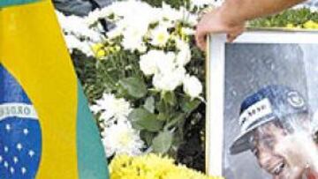 FLORES FRESCAS EN EL CEMENTERIO DE MORUMBÍ. Cientos de fans del astro brasileño honraron ayer su tumba en Sao Paulo.