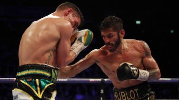 Jorge Linares golpea a Anthony Crolla en su combate en Manchester. 