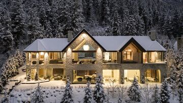 Si hay un sitio en la nieve donde impera el lujo, es Aspen (Colorado, Estados Unidos), donde est¨¢ un exclusivo resort en el que hay casas como esta lujosa mansi¨®n de varios pisos. Con todo tipo de detalles. All¨ª estuvieron las hermanas Jenner esta Navidad.