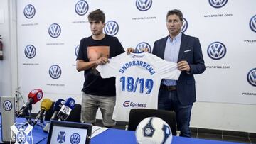 Iker Undabarrena durante su presentaci&oacute;n con el CD Tenerife.