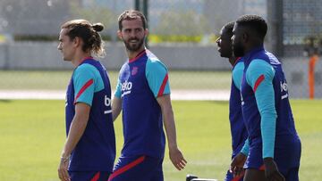 Soccer Football - La Liga Santander - FC Barcelona Training - Ciutat Esportiva Joan Gamper, Barcelona, Spain - May 7, 2021 Barcelona's Miralem Pjanic, Antoine Griezmann, Ousmane Dembele and Samuel Umtiti during training REUTERS/Nacho Doce