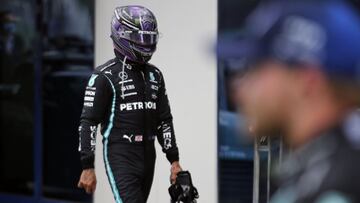 Hamilton pasea por el parque cerrado tras la conclusión del GP de Turquía.