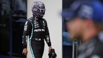 Hamilton pasea por el parque cerrado tras la conclusi&oacute;n del GP de Turqu&iacute;a.