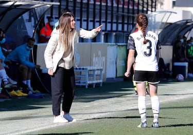 Tras cinco graves lesiones de rodilla se retiró como futbolista a los 23 años en 2019. Empezaba una nueva etapa para ella de nuevos retos y empezó como entrenadora de la selección sub-15 valenciana. Un año después, el Valencia CF la llamó para ser la segunda entrenadora, ya que en aquel momento el entrenador era José Bargues. Su contrato terminó en junio del año pasado y el Valencia apostó por Andrea y su trabajo. Aunque la temporada no empezó de la mejor manera posible, con un solo punto en los 6 primeros partidos, el equipo consiguió salvarse tras unas últimas jornadas agónicas. Por ello, el club el pasado 24 de junio le ofreció la renovación por, al menos, un año.