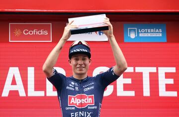 Jasper Philipsen celebra en el podio la victoria de etapa.