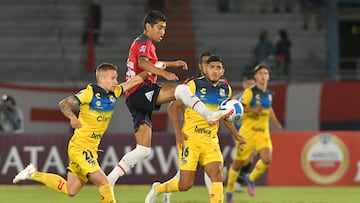 AMDEP992. COCHABAMBA (BOLIVIA), 25/05/2022.- Raúl Castro (2-i) de Wilstermann disputa un balón con Benjamín Berríos (i) de Everton hoy, en un partido de la Copa Sudamericana entre Jorge Wilsterman y Everton en el estadio Félix Capriles en Cochabamba (Bolivia). EFE/Jorge Abrego
