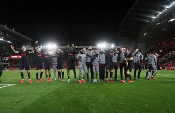 Los jugadores del Atl¨¦tico de Madrid celebr¨® la clasificaci¨®n a los cuartos.