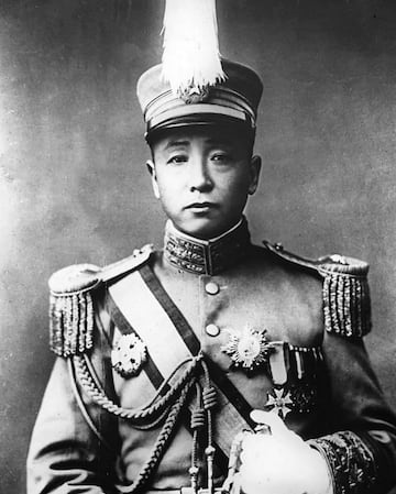 1926 fue un a?o de gran inestabilidad poltica en China. Se conoce como la Matanza de Pekn a una represin violenta del Se?or de la Guerra Zhang Zuolin contra manifestantes, en su mayora estudiantes, que protestaban contra su gobierno y pedan reformas y unidad nacional. Decenas de personas fueron asesinadas por la represin y ms de 200 resultaron heridas. Este incidente supuso un fuerte catalizador del movimiento comunista en China.