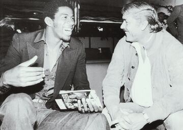 El deporte estadounidense cambió para siempre en 1979, cuando el legendario Jerry Buss compró por 67,5 millones de dólares Los Angeles Lakers junto a Los Angeles Kings (NHL), el Forum de Inglewood y un enorme rancha propiedad del anterior dueño, Jack Kent Cooke. Buss convirtió a los Lakers en el epitome de la diversión, de Hollywood, de los años 80: el Showtime. Una marca global en la soledad L.A. Cooke se quedó también, en un cambio de cromos mastodóntico, el edificio Chrysler de Nueva York. Buss, criado en Wyoming, irrumpió en California con una ambición máxima que creció a través del negocio inmobiliario. Buss recomendó a otro empresario con el que hacía tratos, Donald Sterling, que comprara los Clippers, algo que hizo en 1981 por 12,5 millones. La ‘operación Lakers’ se hizo, en parte, gracias a 2,7 millones que le pagó Sterling por un bloque de apartamentos. 