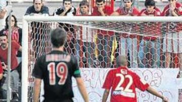 <b>DECISIVO. </b>Este penalti transformado por Melo fue suficiente para que el Racing se llevase los puntos de Pamplona.