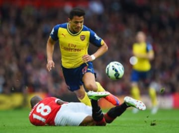 Alexis Sánchez disputa la pelota con Ashley Young.