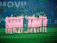 Los jugadores del Celta guardan un minuto de silencio en el Coliseum de Getafe.