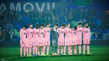 Los jugadores del Celta guardan un minuto de silencio en el Coliseum de Getafe.