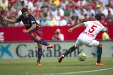 Luis Suárez ante Kolodziejczak.