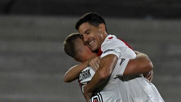 River Plate's midfielder Ignacio Fernandez (R) celebrates with his teammate forward Lucas Beltran after scoring against Union during their Argentine Professional Football League Tournament 2023 match at El Monumental stadium, in Buenos Aires, on March 31, 2023. (Photo by LUIS ROBAYO / AFP)