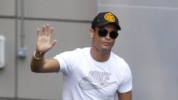 HOLA. Cristiano saludará hoy a los aficionados de A Coruña y no a los jefes de la UEFA.