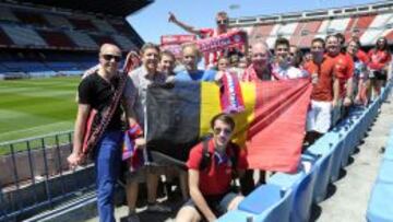 LOS BELGAS, LISTOS. Filip Standaert, de negro sobre estas líneas, encabeza a la peña belga que posa para AS en el Vicente Calderón.