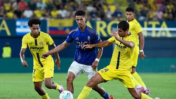 Real Oviedo's Moroccan forward #07 Ilyas Chaira (2L) fights for the ball with Villarreal's Spanish midfielder #14 Santi Comesana (2R) during the Spanish league football match between Villarreal CF and Real Oviedo at La Ceramica Stadium in Vila-real on August 15, 2025. (Photo by Jose Jordan / AFP)