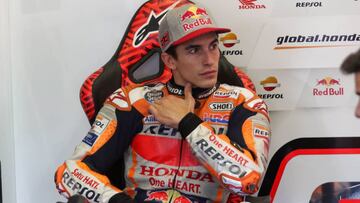 Márquez tocándose el hombro lesionado en los test de Jerez.
