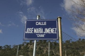 2006. Se inaugura en su pueblo natal de El Barraco (Ávila) una calle y una escultura con el nombre de José María Jiménez "El Chava".