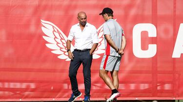 Lopetegui habla con Monchi, en una sesión.