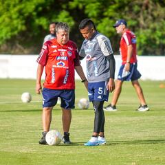 Bolillo confirma refuerzos, elogia a Juanfer y habla de Sandoval