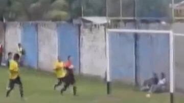 Un portero peruano rompe a llorar tras encajar 22 goles