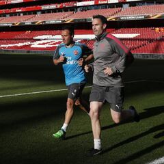 Cazorla se entrena en el Emirates antes del partido con el Atlético