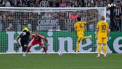 Te pegas con tu compañero por lanzarlo y lo tiras así delante de los ultras de la Juve: ¡mucho valor!