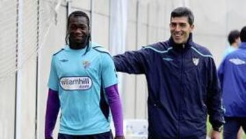 <b>CLAVE. </b>Muñiz bromeó con Caicedo durante el partido de ayer.