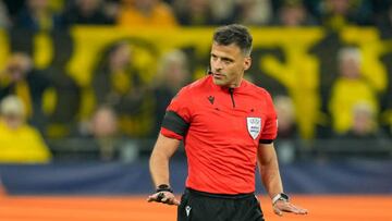 DORTMUND, GERMANY - FEBRUARY 15: referee Jesus Gil Manzano gestures during the UEFA Champions League round of 16 leg one match between Borussia Dortmund and Chelsea FC at Signal Iduna Park on February 15, 2023 in Dortmund, Germany. (Photo by DeFodi Images via Getty Images)
