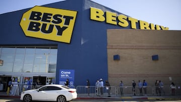 Customers wear face masks while waiting in line to shop inside a Best Buy Co. retail store on Black Friday in Hawthorne, California, November 27, 2020. (Photo by Patrick T. Fallon / AFP)