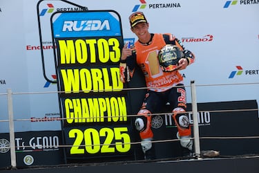 MANDALIKA (Indonesia), 05/10/2025.- Moto3 Red Bull KTM Ajo rider Jose Antonio Rueda of Spain celebrates his world champion win during the race at the Motorcycling Grand Prix of Indonesia at Mandalika Circuit in Mandalika, Indonesia, 05 October 2025. (Motociclismo, España) EFE/EPA/ADI WEDA

