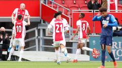 Los jugadores del Ajax celebran el primer gol de Tadic.