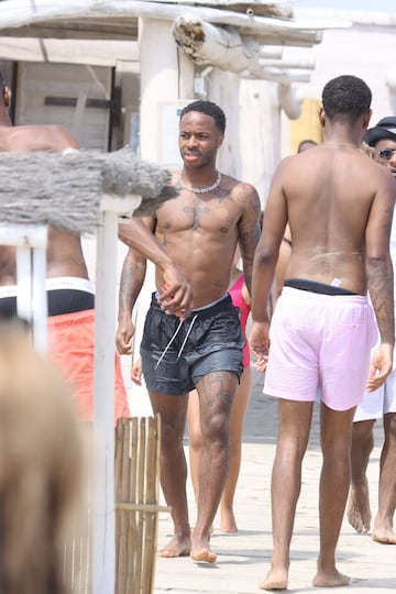 El jugador del Manchester City disfruta con su familia y amigos de unos d¨ªas de vacaciones en la Costa Azul antes del partido de Champions ante el Madrid.