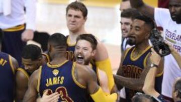 LeBron James abraza a Matthew Dellavedova. Entre ambos pusieron el empate a uno en la serie.