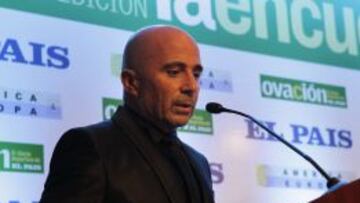 El director t&eacute;cnico Jorge Sampaoli tras recibir el premio a mejor t&eacute;cnico de Am&eacute;rica