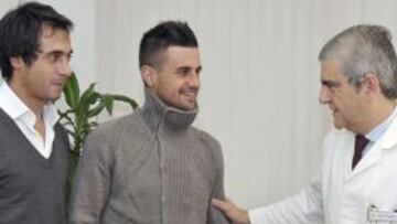 <b>VISITA A MURCIA. </b>El doctor Del Prado saluda a Javi Márquez y Jordi Marcos, el pasado martes.