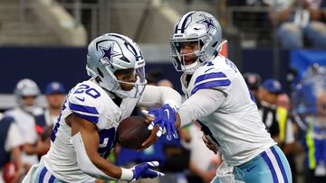 ARLINGTON, TEXAS - SEPTEMBER 17: Dak Prescott #4 of the Dallas Cowboys hands off the ball to Tony Pollard #20 during the second quarter against the New York Jets at AT&T Stadium on September 17, 2023 in Arlington, Texas. Richard Rodriguez/Getty Images/AFP (Photo by Richard Rodriguez / GETTY IMAGES NORTH AMERICA / Getty Images via AFP)