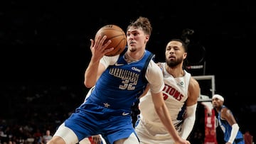 MEXICO CITY (Mexico), 02/11/2025.- Cooper Flagg (L) of Mavericks vies for the ball with Cade Cunningham of Pistons in an NBA game between Dallas Mavericks and Detroit Pistons at the Mexico City Arena, Mexico, 01 November 2025. (Baloncesto) EFE/EPA/Jose Mendez SHUTTERSTOCK OUT