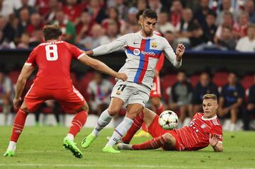 Ferran Torres entre Leon Goretzka y Joshua Kimmich.