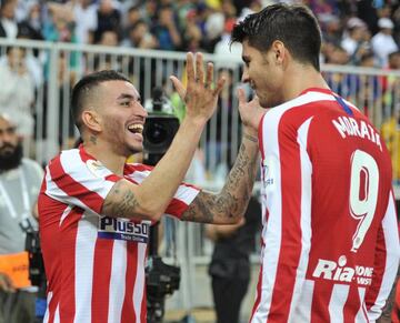 Correa y Morata celebran el gol del argentino al Barcelona.