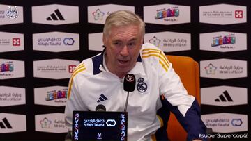 Le preguntan por la convivencia con los jugadores en el hotel y lo vuelve a hacer: es único